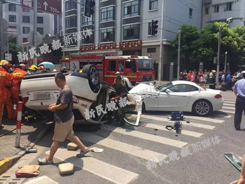 滬中山南路南車站路一寶馬與警車相撞現(xiàn)場(chǎng)