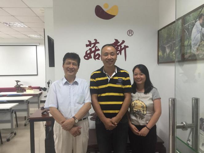 王強(qiáng)老師、菇新創(chuàng)始人顧越峰、李總合影