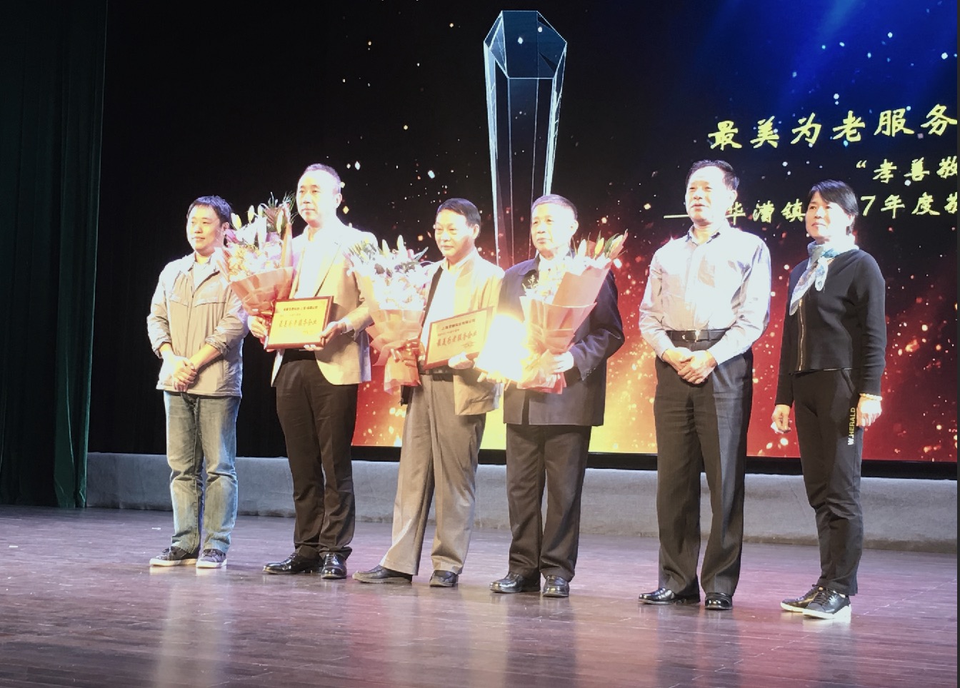 途中左二為菇新董事長(zhǎng)顧越峰先生
