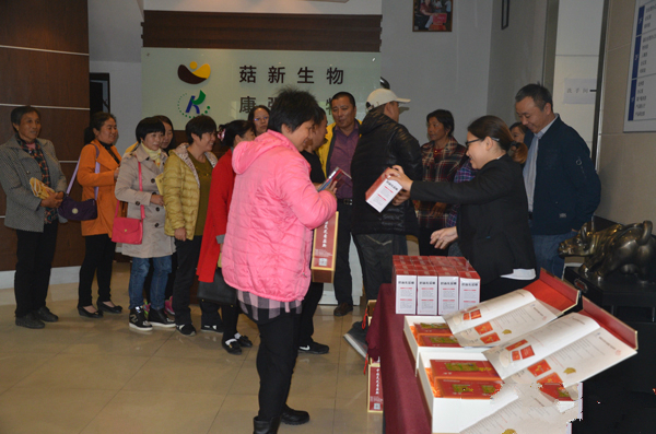 大漢助力健康 為參觀人員贈(zèng)送菇新破壁靈芝孢子粉禮盒一套
